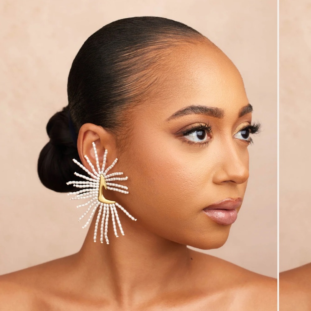 Khoi Elegant Gold and White Pearl Earrings